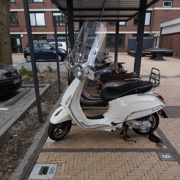 107637 parkeervoorzieningen scooters parkeren vastzetvoorziening overkapping fietsoverkapping